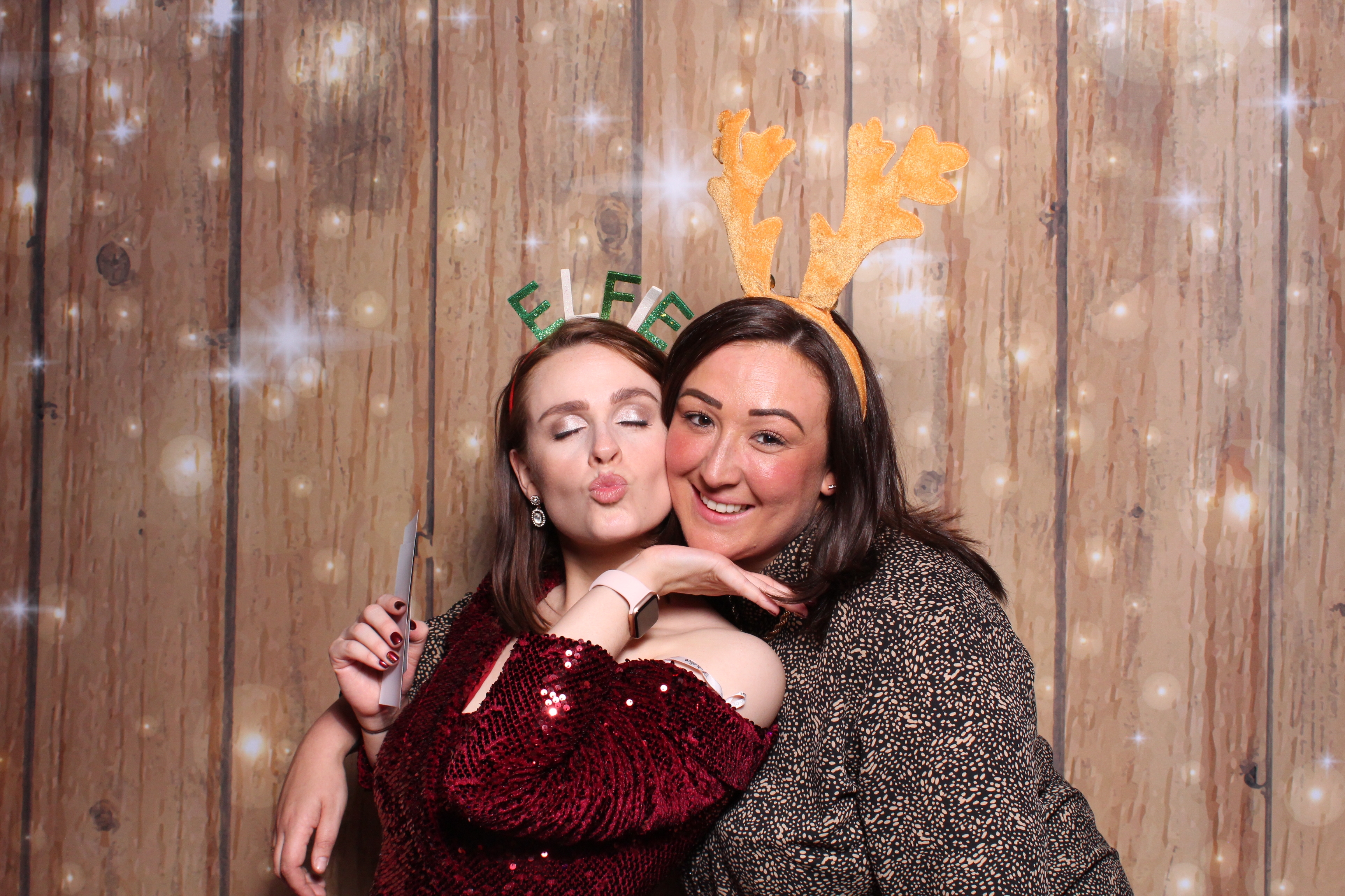 Tes Christmas party  | View more photos from the event at gallery.magicimages.uk/u/MagicImages/Tes-Christmas-party